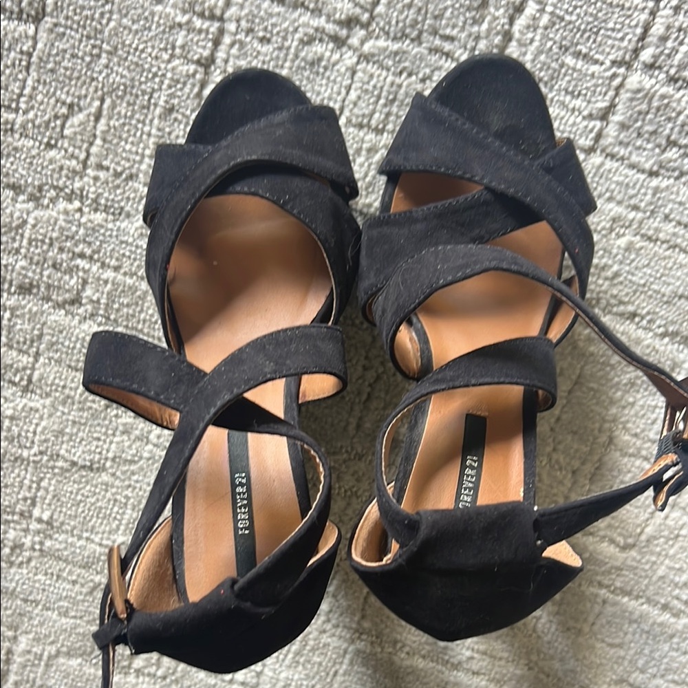 Forever 21 Black Women's Sandals. Please see pics for wear on strap.